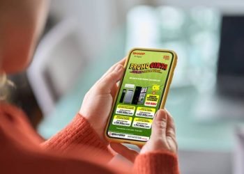 Pelanggan Melihat Program Promo Cinta