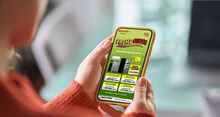 Pelanggan Melihat Program Promo Cinta