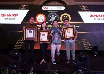 Perwakilan Sharp Indonesia Berfoto Dengan 3 Penghargaan Dari Indonesia Best Brand Awards 2023