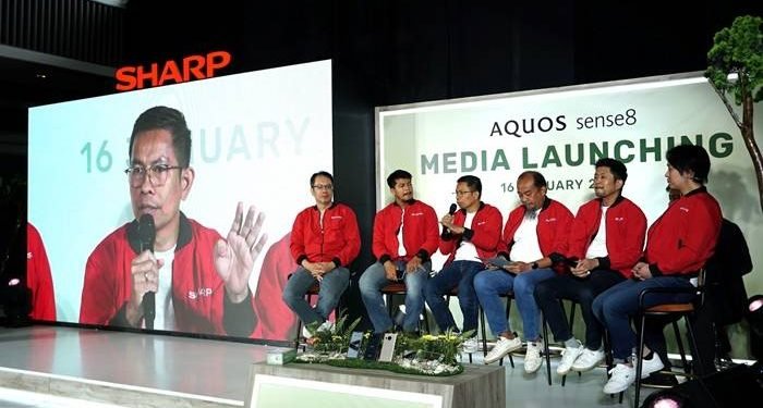 Ardy, Head Of Auvi Product Strategy, Pt Sharp Electronics Indonesia Sedang Menjelaskan Pertanyaan Yang Ditanyakan Media