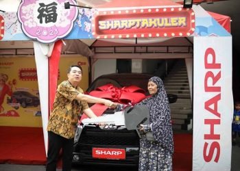 Perwakilan Sharp Indonesia Menyerahkan Hadiah Grand Prize Program Sharp Spektakuler