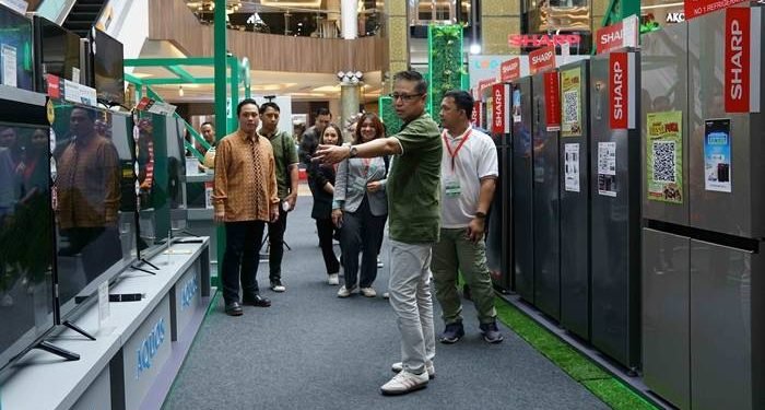 Sandy Norland Senior Branch Manager Sharp Bandung Menjelaskan Fitur Product Kepada Media Dan Pengunjung 1