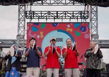 Perwakilan Sharp Bersama Perwakilan Pemerintah Karawang Menabuh Rebana Yang Mengartikan Acara Sharp Factory 10th Anniversary Carnival Resmi Dibuka