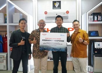 039 Foto 1 Perwakilan Sharp Menyerahkan Bantuan Kepada Pengungsi Korban Gunung Meletus Lewotobi