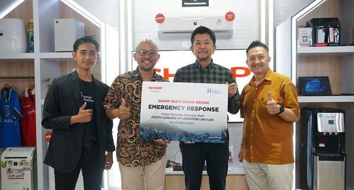 039 Foto 1 Perwakilan Sharp Menyerahkan Bantuan Kepada Pengungsi Korban Gunung Meletus Lewotobi