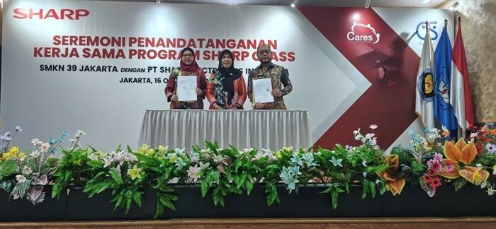 029 foto 1 perwakilan sharp bersama perwakilan sekolah smkn 39 menunjukan perjanjian yang telah disetujui oleh kedua belahpihak pada program sharp class di smkn 39