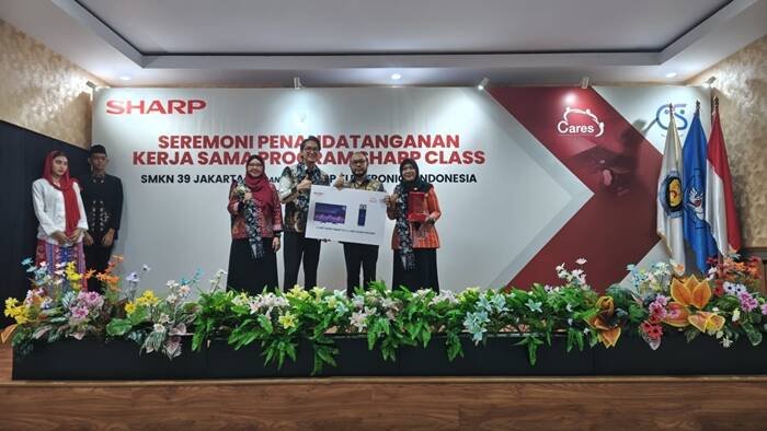 029 foto 2 perwakilan sharp memberikan 1 unit smart tv dan speaker kepada smkn 39 pada program sharp class di smkn 39 jakarta