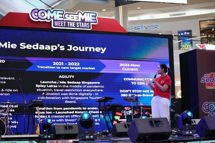 Katria arintya anindyantari, katria arintya anindyantari, kepala pemasaran kategori mie sayap grup indonesia dalam sesi konferensi pers