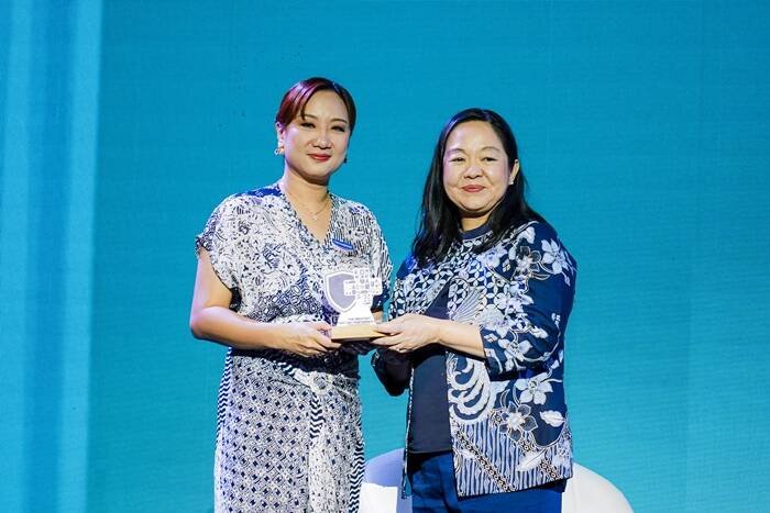 (kiri ke kanan) vivilya lukman, bu health care director beiersdorf & dr. apt. lusy noviani