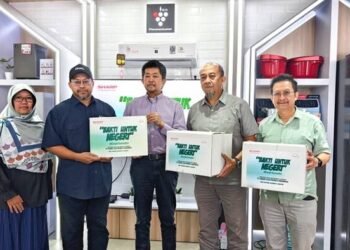 037 Foto 1 Perwakilan Sharp menyerahkan donasi program Bakti Untuk Negeri #banjirsumatra kepada perwakilan Human Initiative