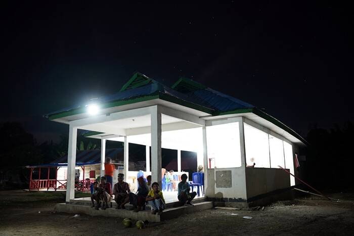 5. Signify menjangkau masyarakat pulau Buru melalui inisiatif Kampung Terang Hemat Energi