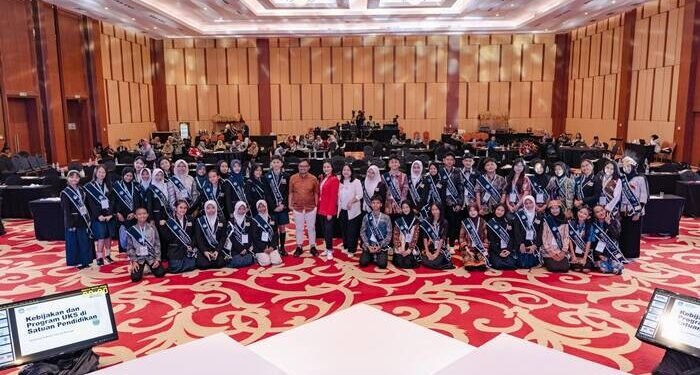 AIA Healthiest Schools Team bersama Bintang Sobat SMP