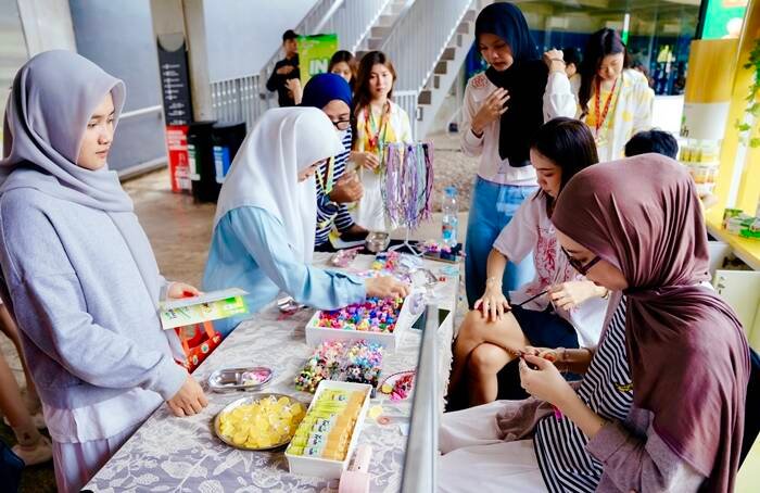 Pengunjung mendapatkan produk gratis So Fresh Citrus yang bisa dikreasikan menjadi bag charm