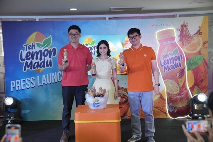 [Ki Ka] Brian Hartono Senior Product Manager Beverage WINGS, Tissa Biani Brand Ambassador Teh Lemon Madu, Joshua Gunawan, Head of Ready to Drink Beverage WINGS Food, (1)