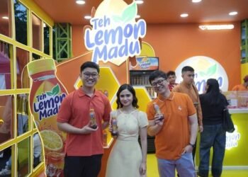 [Ki Ka] Brian Hartono Senior Product Manager Beverage WINGS, Tissa Biani Brand Ambassador Teh Lemon Madu, Joshua Gunawan, Head of Ready to Drink Beverage WINGS Food,