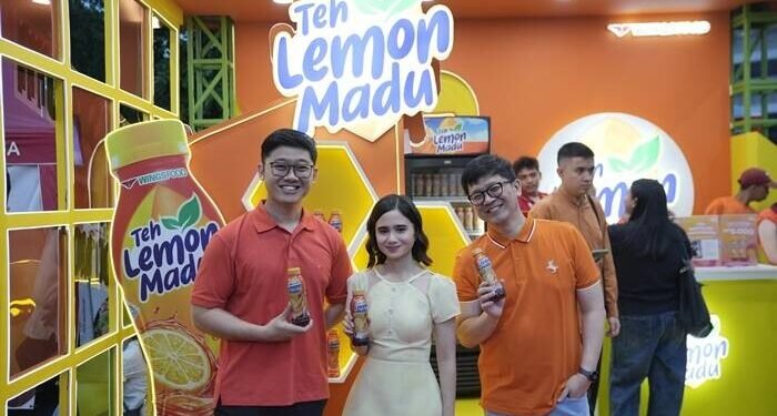 [Ki Ka] Brian Hartono Senior Product Manager Beverage WINGS, Tissa Biani Brand Ambassador Teh Lemon Madu, Joshua Gunawan, Head of Ready to Drink Beverage WINGS Food,