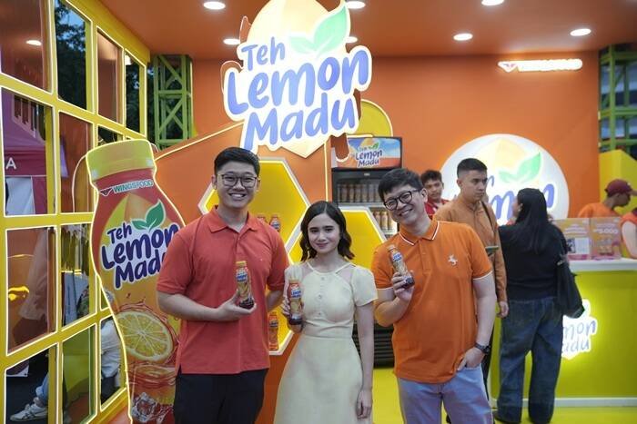 [Ki Ka] Brian Hartono Senior Product Manager Beverage WINGS, Tissa Biani Brand Ambassador Teh Lemon Madu, Joshua Gunawan, Head of Ready to Drink Beverage WINGS Food,