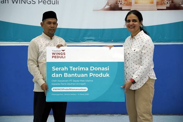 [Ki Ka] Bahruddin, Ketua Panti Asuhan Annajah, Preeti Chopra Bhatnagar, Marketing Manager MILKU, Prosesi Serah Terima Donasi dan Bantuan Produk dari Yayasan WINGS Peduli