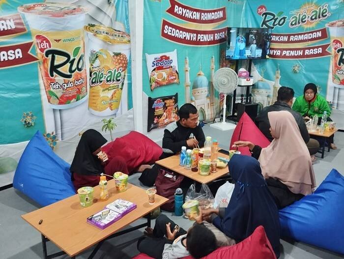 Pemudik saat Menikmati Waktu Istirahat di Pondok Rehat WINGS Food (1)