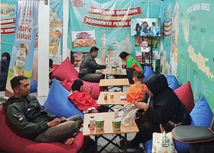 Pemudik saat Menikmati Waktu Istirahat di Pondok Rehat WINGS Food