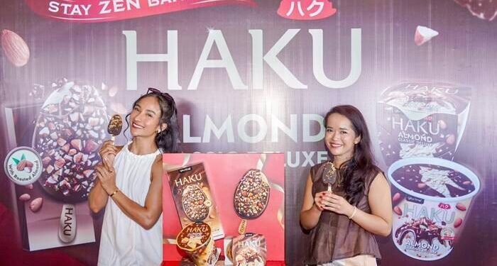 Naomi Zaskia Bersama Mulyarasti Soehoed, Head of Marketing Glico WINGS, Perkenalkan HAKU Almond Classic Deluxe dalam Kampanye Stay Zen Bareng HAKU