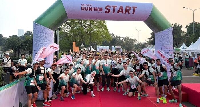 014 Foto 1 Sharp Manajemen berfoto bersama seluruh peserta Sharp Run For The Future