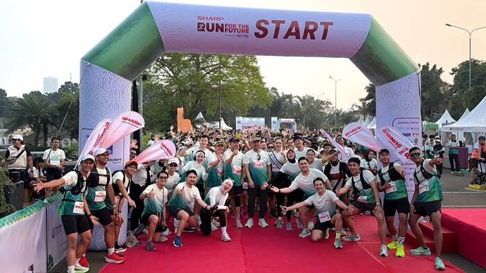 014 Foto 1 Sharp Manajemen berfoto bersama seluruh peserta Sharp Run For The Future