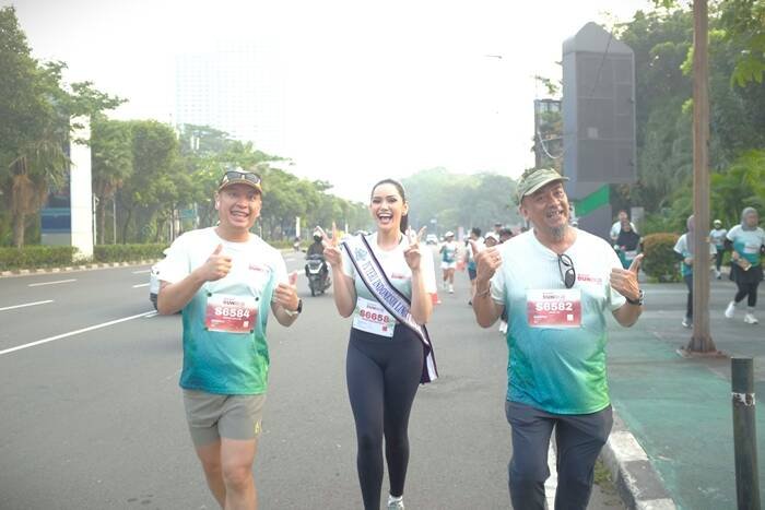 014 Foto 2 dua Perwakilan Sharp bersama putri indonesia lingkungan hidup ikut berpartisipasi di acara Sharp Run For The Future