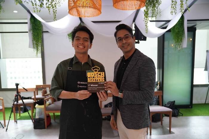 Foto 1 President Director of PT BSH Home Appliances, Anil Narula (kanan) bersama dengan Juara pertama BSH Culinary Master, Ananta Aristian (kiri)