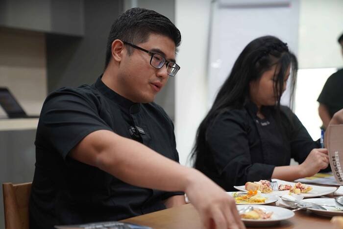 Foto 3 Chef Bryan lulusan MasterChef Indonesia Season 8 sedang melakukan penjurian terhadap finalis BSH Culinary Master