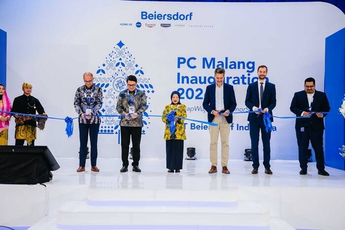 Pemotongan Pita Peresmian bersama Dra. Hj. Lathifah Shohib (Wakil Bupati Malang)