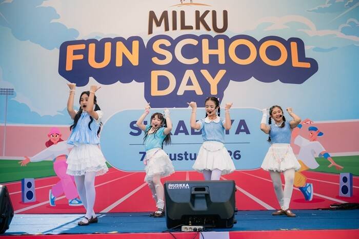 Penampilan GLITTER di MILKU Fun School Day Surabaya (1)