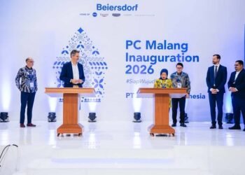 Penandatanganan Batu Prasasti Kiri ke Kanan Vincent Warnery (CEO Beiersdorf AG), Dra. Hj. Lathifah Shohib (Wakil Bupati Malang)