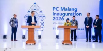Penandatanganan Batu Prasasti Kiri ke Kanan Vincent Warnery (CEO Beiersdorf AG), Dra. Hj. Lathifah Shohib (Wakil Bupati Malang)