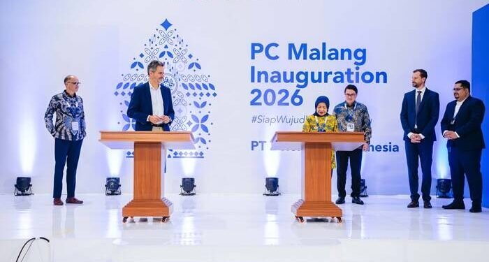 Penandatanganan Batu Prasasti Kiri ke Kanan Vincent Warnery (CEO Beiersdorf AG), Dra. Hj. Lathifah Shohib (Wakil Bupati Malang)