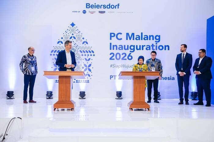 Penandatanganan Batu Prasasti Kiri ke Kanan Vincent Warnery (CEO Beiersdorf AG), Dra. Hj. Lathifah Shohib (Wakil Bupati Malang)